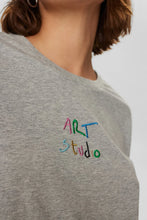 Cargar imagen en el visor de la galería, Camiseta Art Studio GRIS
