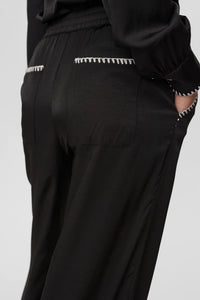 Pantalón con detalle NEGRO