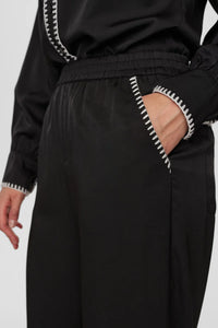 Pantalón con detalle NEGRO